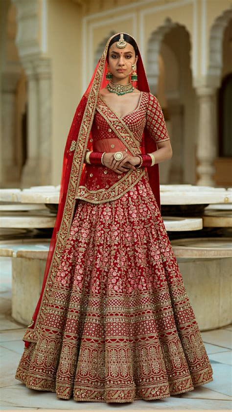 There's the very well delimited waistline that is designed in such a manner that you're going to look thin! Pin by rashmi on bridal | Indian bridal outfits, Indian ...