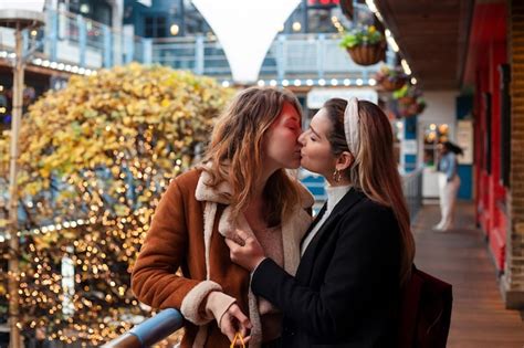 Schöne Lesbische Frauen Küssen Sich Im Freien Kostenlose Foto