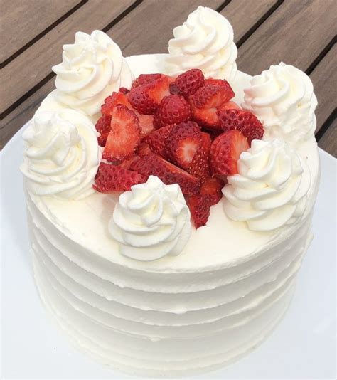 How to make whipped cream. Stabilized Whipped Cream Icing: Perfect for Spring! • Sweet Chatter | Recipe in 2020 | Whipped ...