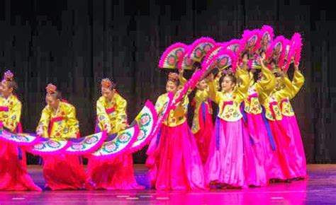 Enderle Travelblog Korean Traditional Dance Buchaechum