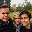 Día #27: Aidan con su familia ¿Tienen... - Aidan Gallagher ...