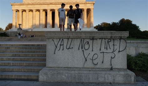 Fact Check Honest Abe At Lincoln Memorial Was NOT Vandalized With Graffiti By Protesters