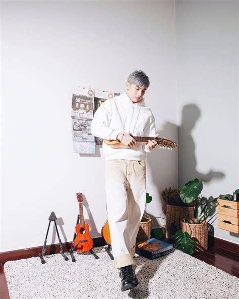 Bleaching & cat rambut peek a boo silver / abu abu cuma 9.000 aja pake miranda ash blonde!! 10 Potret Mew Suppasit, Kian Memikat dengan Rambut Abu-abu!