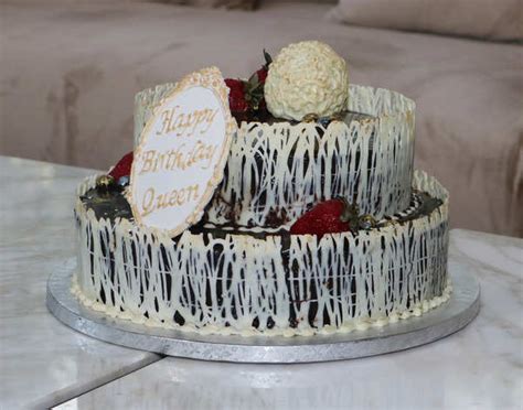 Photos Kangana Ranaut Cuts Her Birthday Cake With The Media At Her