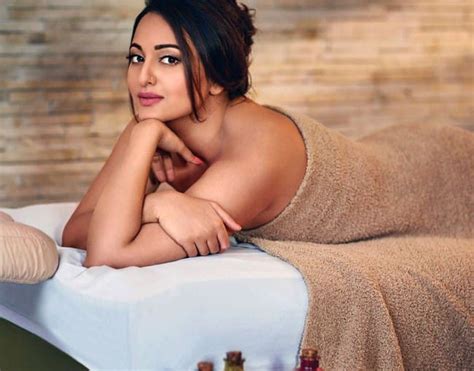 Sonakshi Sinha Flaunts Her Sexy Curves In This Picture