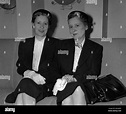 Lady Thelma Furness (l) et sa sœur jumelle de Gloria Vanderbilt arriver ...