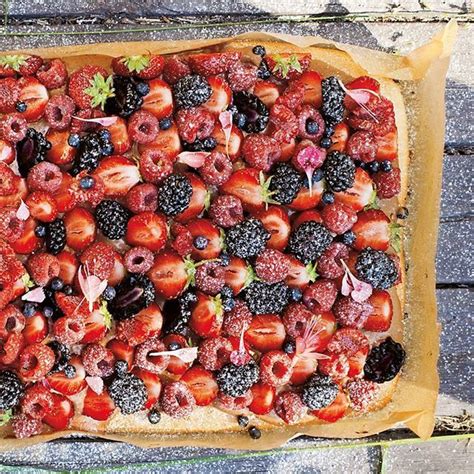 Den här tårtan går utmärkt att förbereda en dag innan. Pin på lchf