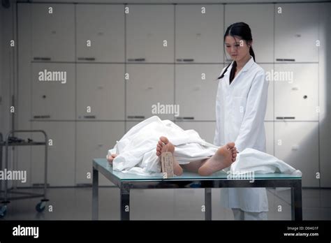Cadáver En La Morgue Tabla Con Patólogo Fotografía De Stock Alamy