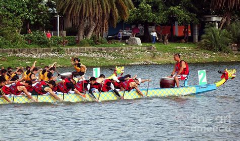 Dragon boat festival customs in taiwan. The 2014 Dragon Boat Festival In Kaohsiung Taiwan ...
