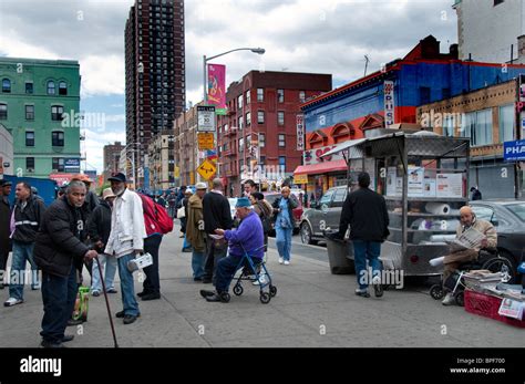 Busy Street 125th In East Harlem New York City Stock Photo Alamy