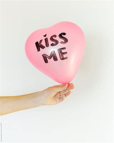 Hand Holding KISS ME Balloon Del Colaborador De Stocksy Duet