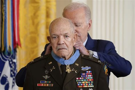 Black Vietnam Vet Finally Honored With Medal Of Honor U S El Pa S English