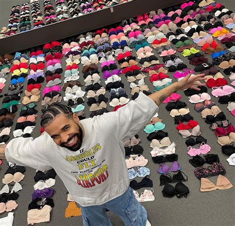 Drake Shows Off Bra Collection He S Received From Fans While Onstage Mbare Times