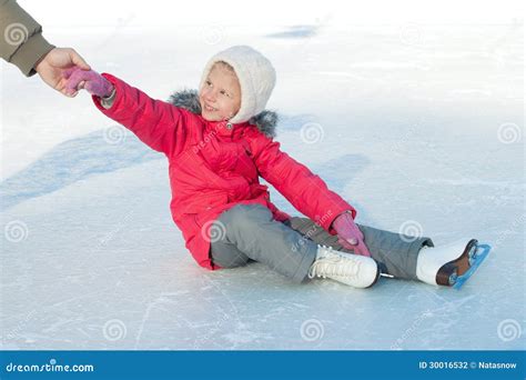 Ein Kind Lernt Eiszulaufen Stockfoto Bild Von Muttergesellschaft