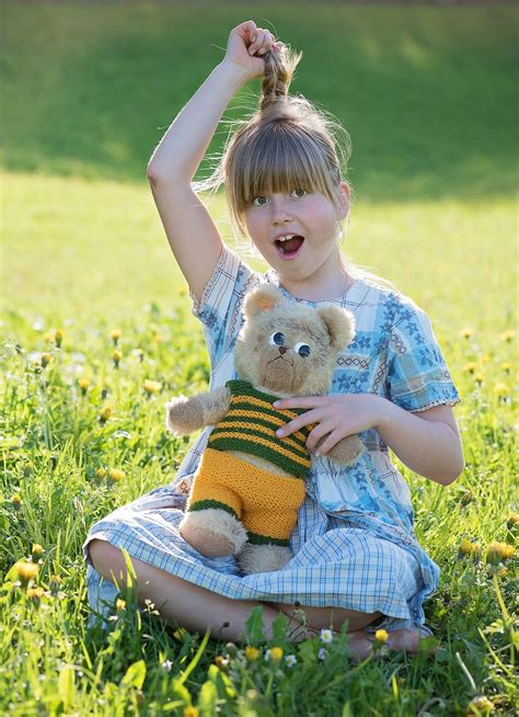 無料画像 自然 女の子 芝生 草原 遊びます 座っている おもちゃ テディベア 幼児 でる 人間の位置 1448x2000 875848 無料写真 Pxhere