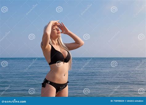 frau im badeanzug der auf dem strand sich sonnt stockfoto bild von gesicht baumuster 75898604