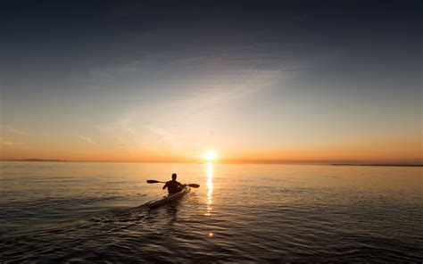 Download Wallpaper 3840x2400 Boat Skyline Sunrise Man Sky Sea 4k