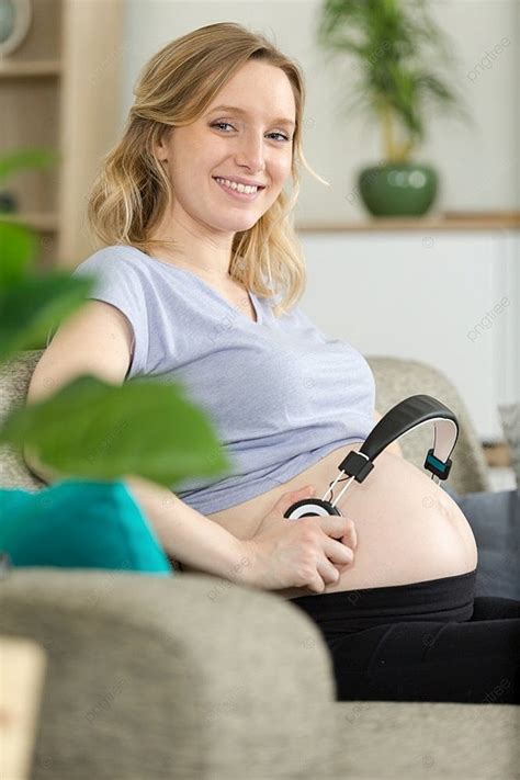 Mujer Embarazada Feliz Pone Auriculares En El Vientre Vector Fondos E