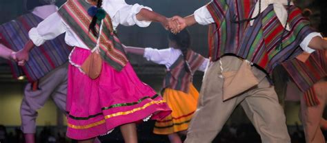 Grupo De Niños Indígenas De Los Andes En Ropa Tradicional Bailando