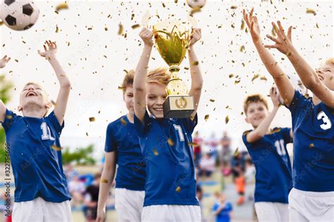 Zdjęcie Stock Champion Youth Soccer Team With Winning Trophy Boys