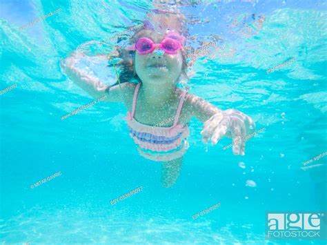 Happy Child Underwater Portrait Little Girl Wearing Swimming Goggles