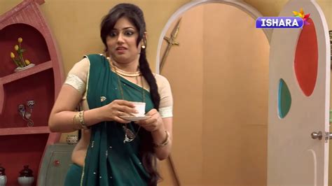 Reema Vohra Sexy Tummy Big Navel And Boobs In Saree From An Old Serial