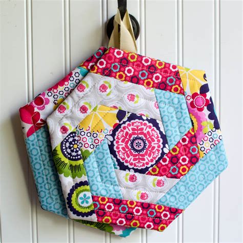 Receive updates, free patterns, and/or feature your patterns on freequiltpatterns.info! Show Off Saturday - New and Improved Hexi Potholder ...
