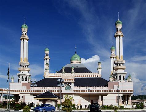 File:Local mosque in Bandar Seri Begawan; 2009.jpg ...