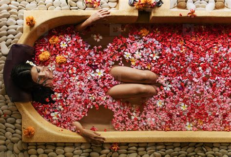 Ladyflowercookies (@ladyflowercookies) instagram stories and photos download. Photos - Woman having flower bath at health spa ...