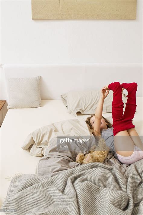 Girl Getting Dressed On Bed Foto De Stock Getty Images