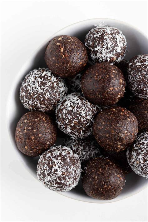 A simple and easy recipe that's refreshing and light yet rich and creamy. Chocolate Coconut Energy Balls | Purely Kaylie