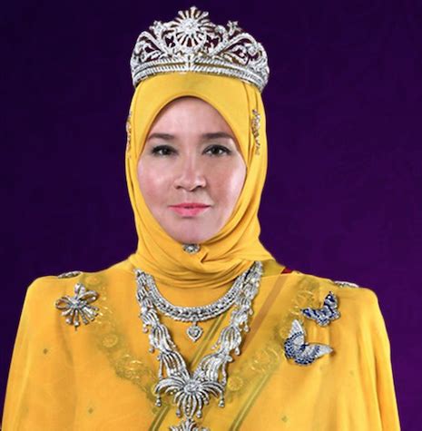 Salute permaisuri agong tunku azizah elak bersalaman dengan lelaki. Malaysian Queen goes missing on Twitter, again | The ...