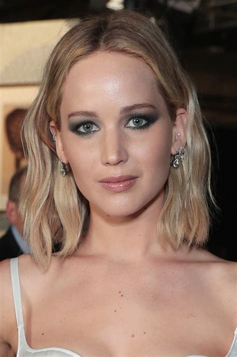 Hooded eyes are beautiful and should be it isn't harder to do makeup looks on hooded eyes, nor are you restricted from doing whatever looks you want, explains makeup artist allie renee. Makeup for Hooded Eyes: How to Apply Hooded Eye Makeup ...