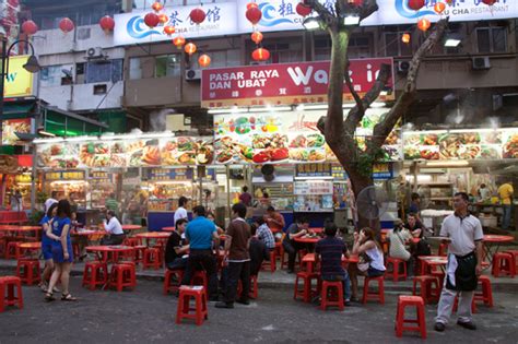 Entlang der alor street ist ein ort zum essen, rechts und links voll mit verschiedenen. Jalan Alor Food Street in Kuala Lumpur City Center | Food ...