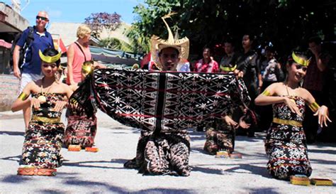 Untuk tempo musiknya begitu cepat dengan menyesuaikan alur gerakan tari bubu yang energik dan sangat bersemangat. Mengenal Kebudayaan Provinsi Nusa Tenggara Timur | DTECHNOINDO