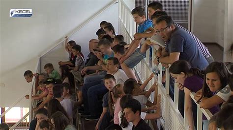 Ismét korlátozás nélkül látogathatók a focimeccsek. Iskolai gyereknap - tanár diák foci meccsek - YouTube