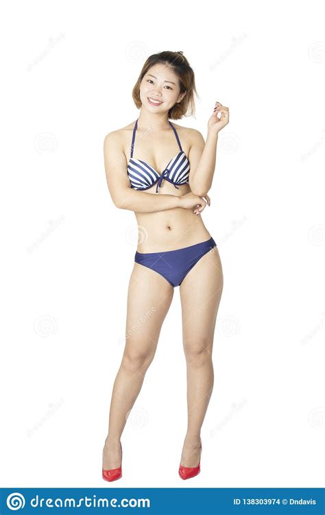 Mujer China Hermosa Que Lleva Un Bikini En El Fondo Blanco Foto De Archivo Imagen De Delgado