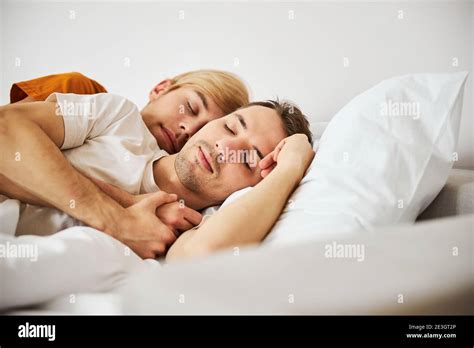 homosexuelle paare die im bett schlafen fotos und bildmaterial in hoher auflösung alamy