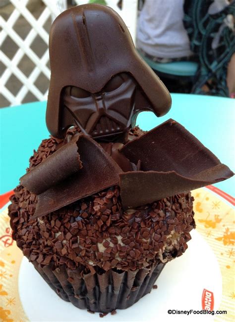 Review Star Wars Weekends Darth Vader And Yoda Cupcakes The Disney