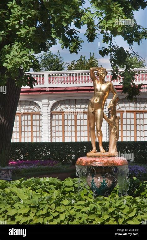 Garden Of Monplaisir Palace Peterhof Saint Petersburg Russia Stock Photo Alamy