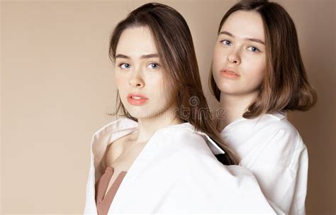 De Manierschoonheid Modelleert Twee Mooie Naakte Meisjes Die Van