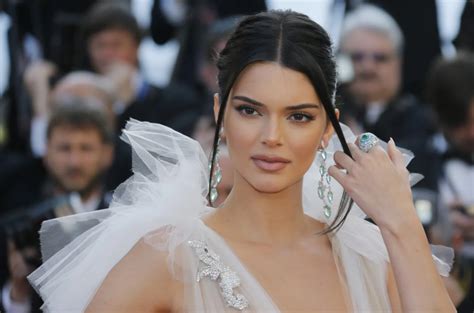 Kendall Jenner Bio Age Net Worth Complete Wiki Good Facts And