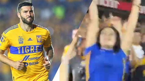 VIDEO Aficionada de Tigres enseña pechos tras gol de Gignac