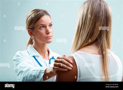 Patient Und Arzt In Enger Bindung Die Blonde Ärztin Kümmert Sich