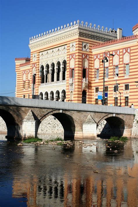 Sarajevo-Rathaus Bosnien stockbild. Bild von cityscape ...