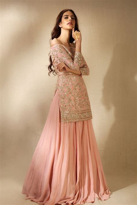 Pin By Amnah On Bridal And Casual Lehengas Pakistani Engagement Dresses Dress Indian Style