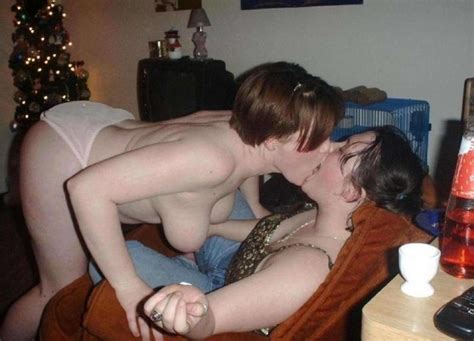 Jeunes Lesbiennes Chaudes S Excitent En S Embrassant Plaisir Com