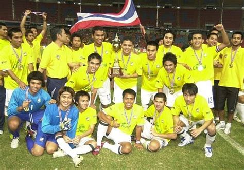 นักกีฬาเปตองสังกัดกองทัพเรือและทีมชาติไทย ชนะเลิศประเภททีม (แชมป์โลก) และชนะเลิศประเภทบุคคลสุดยอดมือตี จาก. ย้อนดูที่มา และรวมชุดแข่งทีมชาติไทย เวอร์ชั่น "สีเหลือง ...