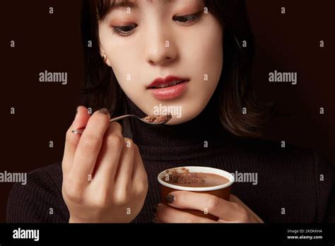 Japanese Eating Young Woman 25 Hi Res Stock Photography And Images Alamy