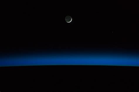 Crescent Moon Over Earth Nasa International Space Statio Flickr